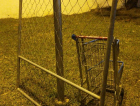 Ladrões levam portão de campo de futebol e carrinho de supermercado
