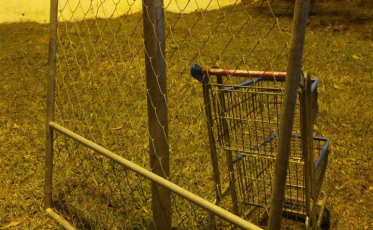 Ladrões levam portão de campo de futebol e carrinho de supermercado