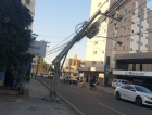 Caminhão colide em poste e deixa parte de Criciúma sem energia (VÍDEOS)