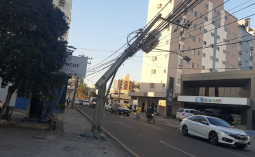 Caminhão colide em poste e deixa parte de Criciúma sem energia (VÍDEOS)
