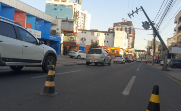 Caminhão colide em poste e deixa parte de Criciúma sem energia (VÍDEOS)