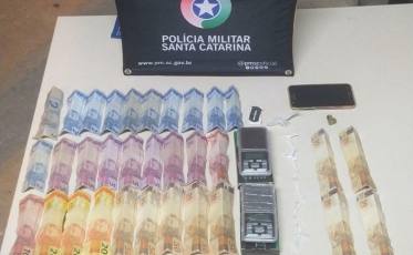 Homem abre a porta sem saber que era a polícia e vai preso