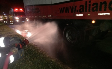 Caminhão baú pega fogo na BR-101