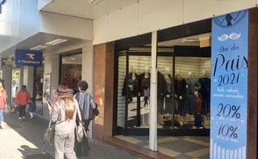 Dia dos Pais e horário estendido movimentam comércio neste fim de semana