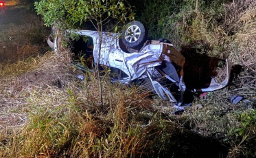 Mulher capota veículo, evita hospital mas acaba indo