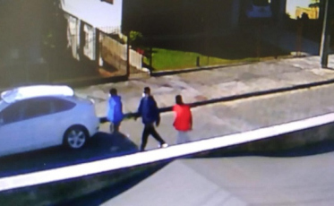 Homens roubam duas vezes em cidades diferentes no mesmo dia (VÍDEO)