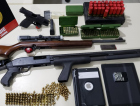 Polícia apreende armas em investigação de extorsão