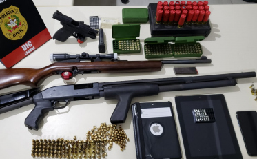 Polícia apreende armas em investigação de extorsão