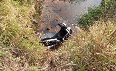 Motociclista perde o controle e cai em riacho