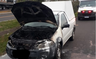 Carro pega fogo na BR-101