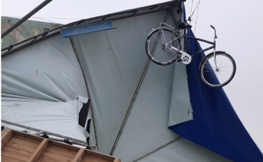 Vento faz bicicleta ir parar em fiação elétrica (VÍDEO)