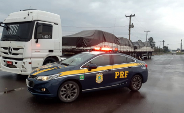 PRF flagra 20 toneladas de excesso em caminhão na BR-101