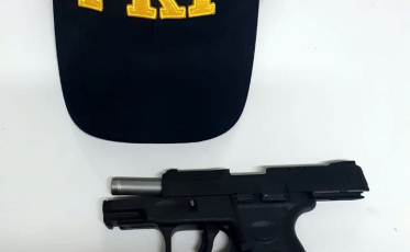 PRF localiza pistola e prende homem na BR-101