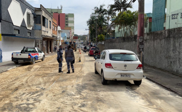 Caminhão derrama óleo diesel na pista e deixa região central engarrafada 