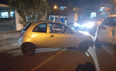 Motorista sai da pista e bate em carro estacionado