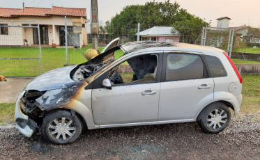 Carro é parcialmente destruído pelo fogo 