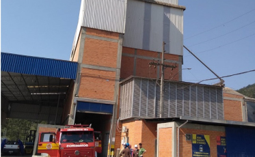 Trabalhadores utilizam mangueira de jardim para combater princípio de incêndio