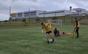 Alemão e Genílson treinam em transição no CT