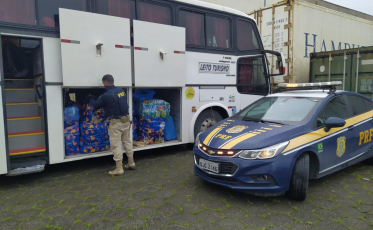 Ônibus é flagrado com bagageiro lotado de produtos de importação irregular