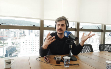 Do Avesso e do CineVitor, Vitor Búrigo é entrevistado no Nomes & Marcas