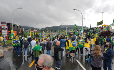 Manifestantes se reúnem em Criciúma (VÍDEOS)