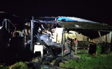 Parte de galpão é consumida pelo fogo