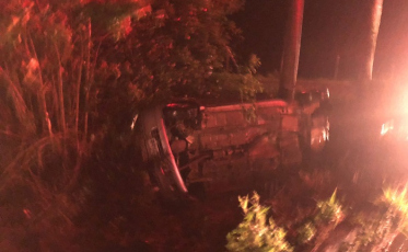 Carro capota e fica tão danificado que bombeiros não o identificam