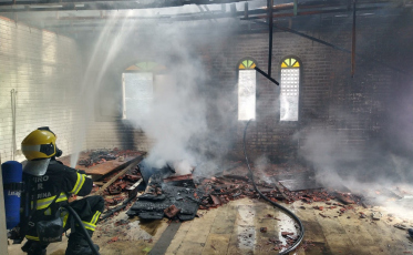 Sala comercial ocupada por moradores de rua pega fogo