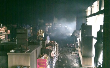 Incêndio destrói parte de loja de calçados