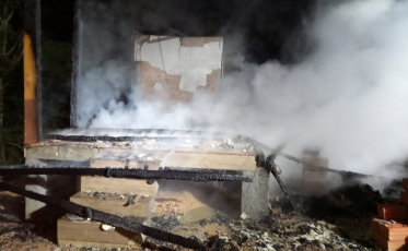 Casa é tomada pelas chamas em Cocal do Sul