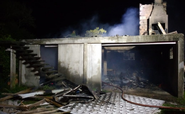 Fogo consome residência em Araranguá