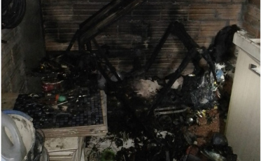 Com baldes, moradores combatem fogo em residência