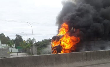 Caminhão pega fogo e interrompe BR-101