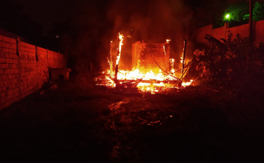 Casa abandonada é tomada pelo fogo