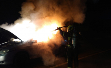 Carro pega fogo em Criciúma nesta madrugada