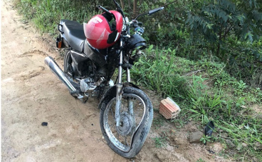 Motociclista fica ferido após colidir com caminhonete
