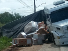 Ao acessar rodovia, carga de carreta tomba na pista em Morro da Fumaça 