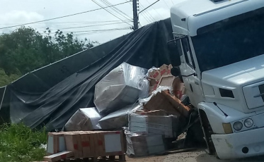Ao acessar rodovia, carga de carreta tomba na pista em Morro da Fumaça 
