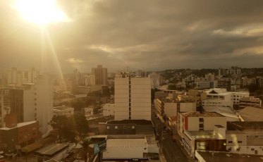 Quinta-feira de calor intenso e pancadas de chuva no Sul catarinense
