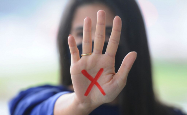 Sinal vermelho contra a violência doméstica em Araranguá