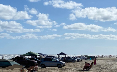 Banhistas reclamam de grande presença de carros na orla da Esplanada