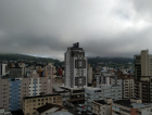 Muito calor e risco de pancadas de chuva no fim de semana catarinense 