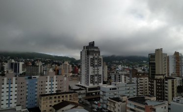 Muito calor e risco de pancadas de chuva no fim de semana catarinense 