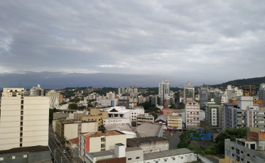 Semana será de tempo fechado, risco de chuva e máximas abaixo dos 30ºC