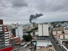 Fogo em pneus leva fumaça preta ao céu do Centro de Criciúma