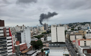 Fogo em pneus leva fumaça preta ao céu do Centro de Criciúma