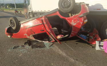 Carro capota após colidir com caminhão em Jaguaruna 