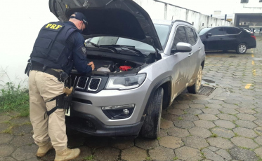 Carro roubado em São Paulo é recuperado na BR-101 em Tubarão