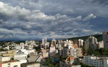 Mais um dia de emoções climáticas: fortes ventos devem atingir a região