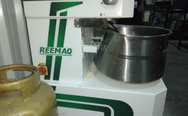 Bombeiros salvam trabalhadora com cabeça presa em máquina de fazer massa